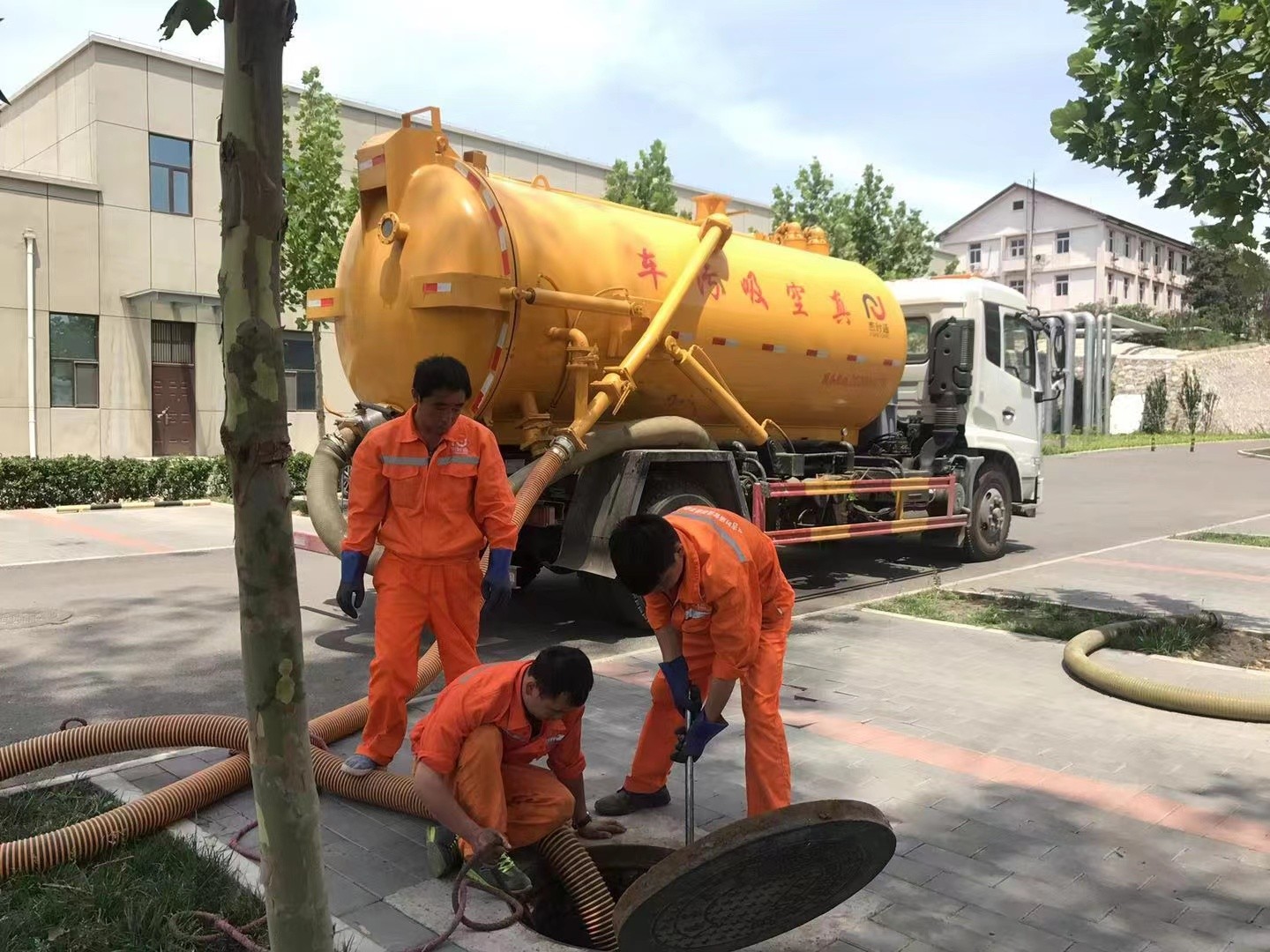 大鹏管道疏通车停在窨井附近