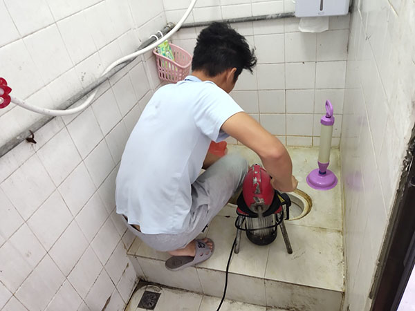 大鹏管道堵塞冒臭气 专业师傅现场解决问题