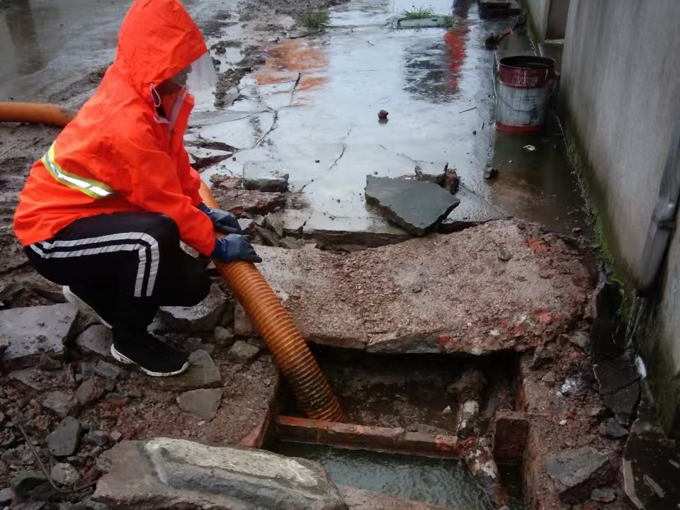 大鹏专业清理污水池 炜誉市政以规范流程守护城市 “肠道”