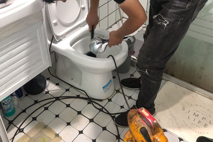 大鹏马桶堵塞自己疏通还是找师傅？专业上门服务让你省时更省心